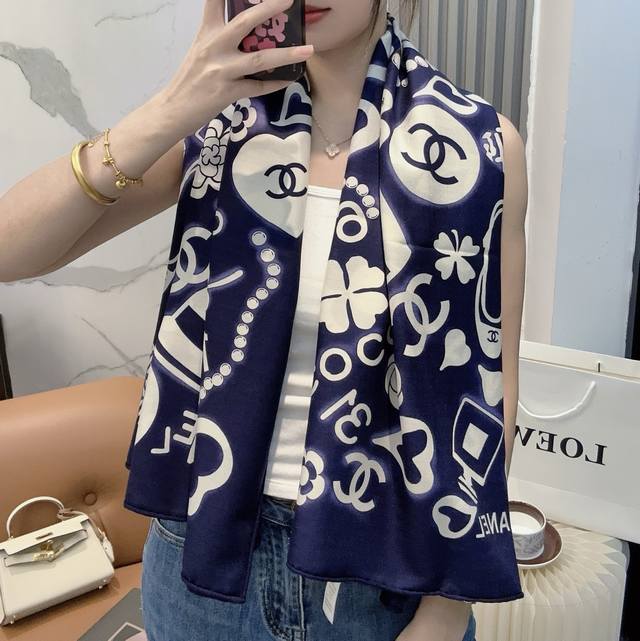 Chanel 140*140 New Silk Velvet Scarf Chanel, gentle and serene, the logo exudes