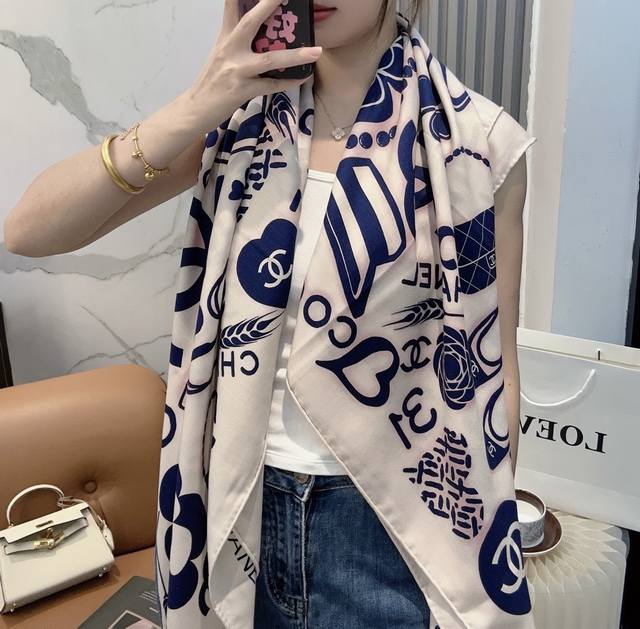 Chanel 140*140 New Silk Velvet Scarf Chanel's gentle and serene style, the logo