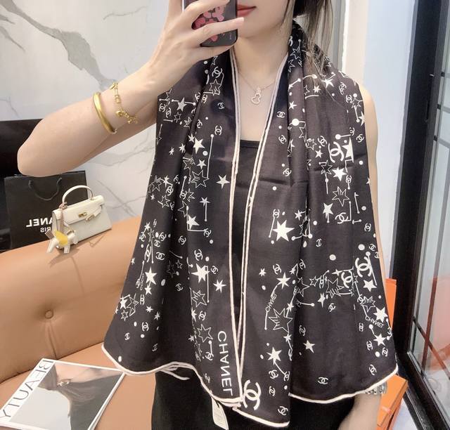 Chanel 140*140 New Silk Velvet Scarf Chanel's gentle and serene style, the elega