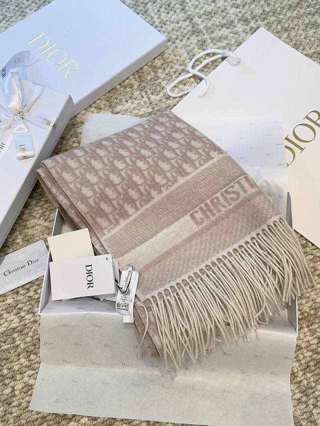 This latest Dior Oblique print scarf reinterprets the classic Dior logo with a m