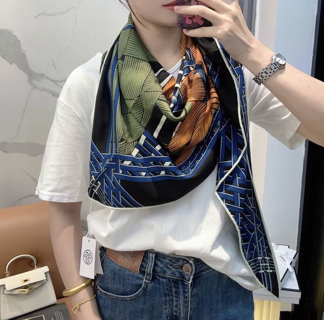 Hermes' new online hot-selling color arrives daily. A pair of Hermes 2025 triang