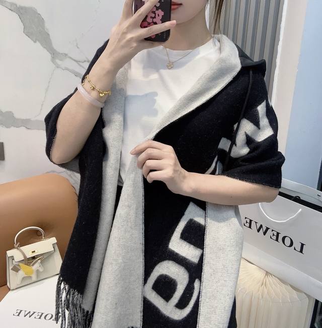 Alexander Wang's new oversized hooded scarf is so stylish, don't ask any questio