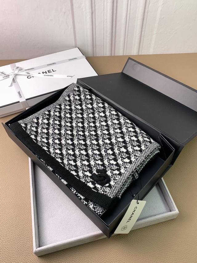 Chanel. This year's new double-C gold and silver thread knitted cashmere scarf~