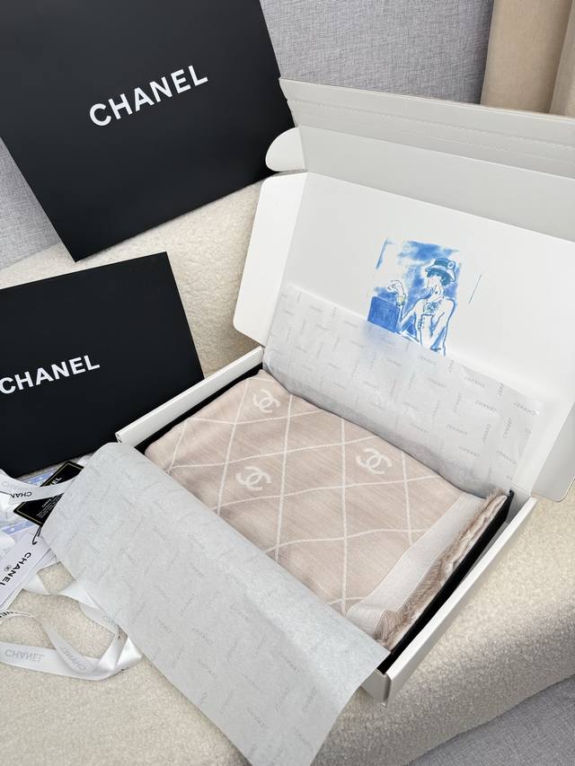 Chanel. The hottest Chanel quilted shawl, a double-sided design for different st