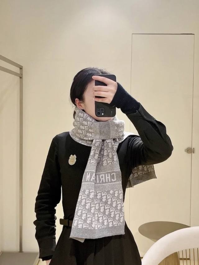 Dior's classic Fall/Winter knit double-sided jacquard style. High-end designers