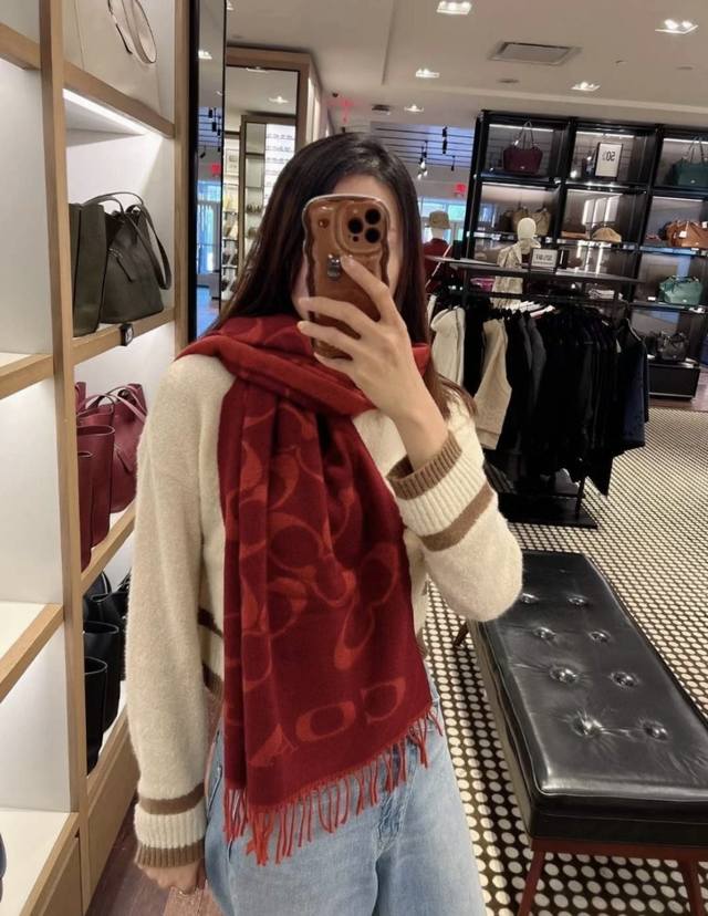 Cocah classic logo oversized scarf is selling like hotcakes! High-end original o