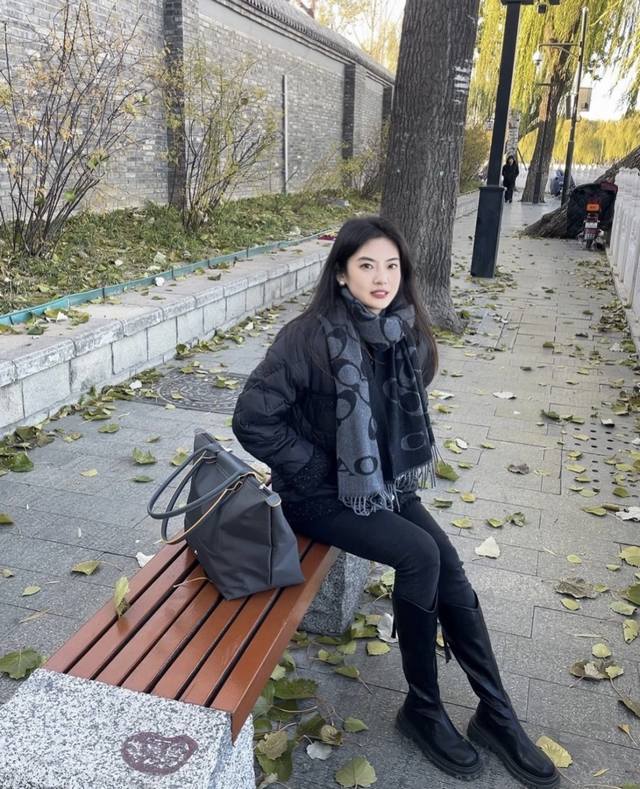 Cocah classic logo oversized scarf is selling like hotcakes! High-end original o