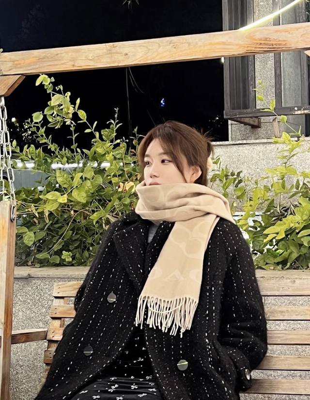 Cocah classic logo oversized scarf is selling like hotcakes! High-end original o