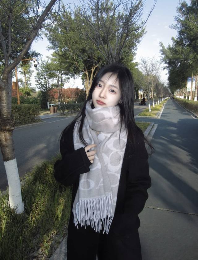 Cocah classic logo oversized scarf is selling like hotcakes! High-end original o