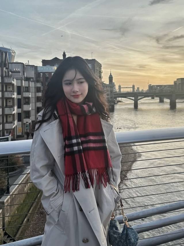 Burberry's masterpiece, a classic large-check double-sided jacquard cashmere sca