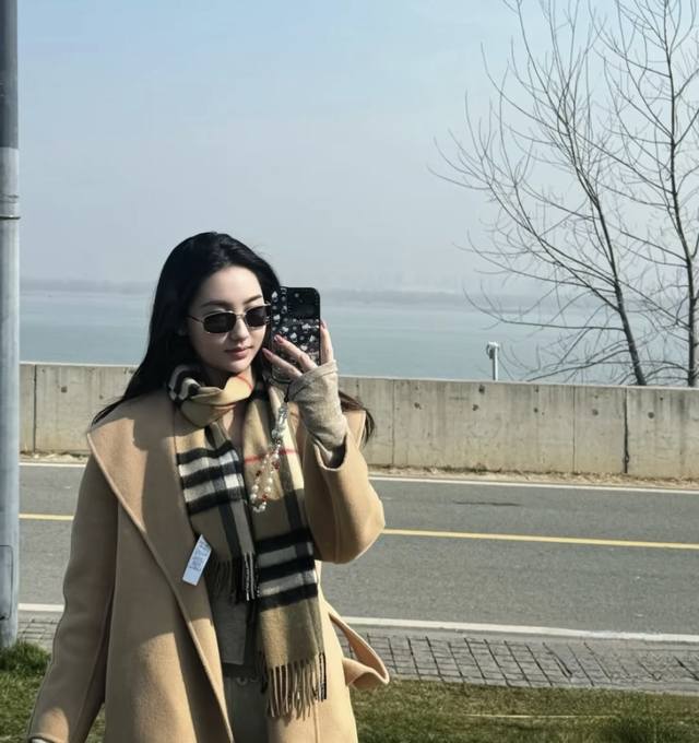 Burberry's masterpiece, a classic large-check double-sided jacquard cashmere sca