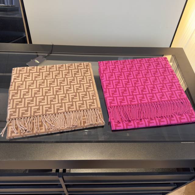 New and exquisite Fendi scarf, the hottest item this year, the monogram FF lette