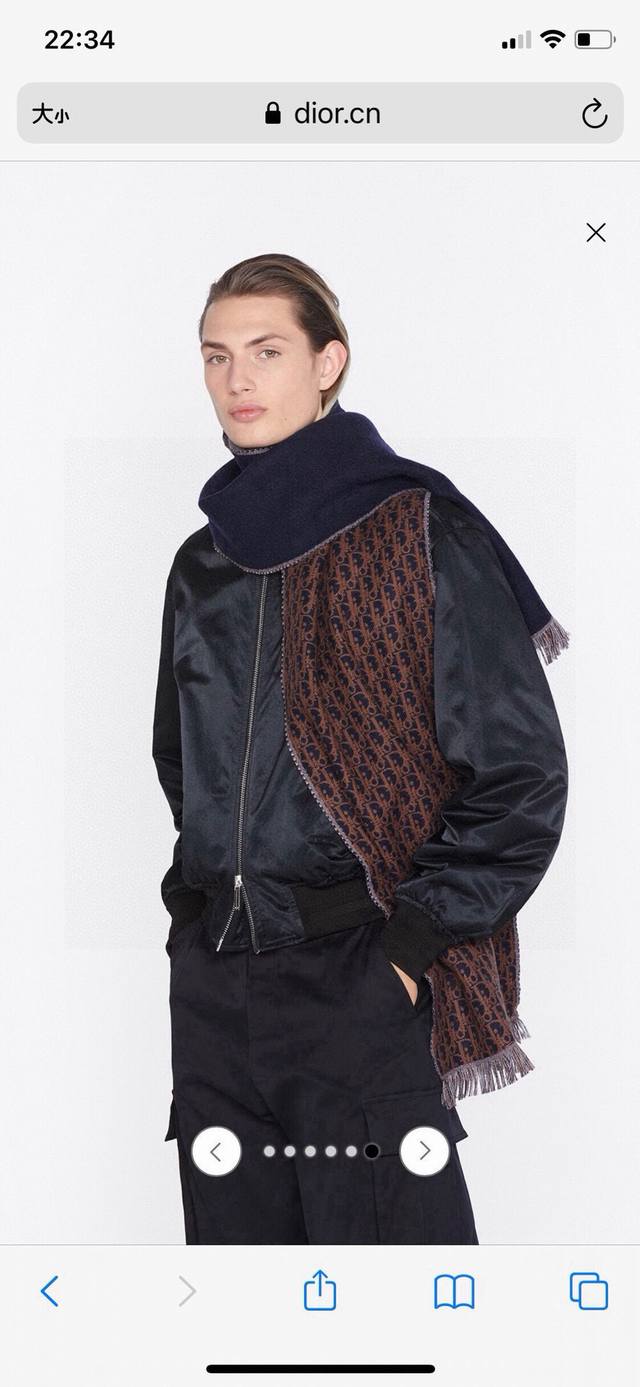 Dior's latest reversible scarf is a treat for both men and women! The super gent