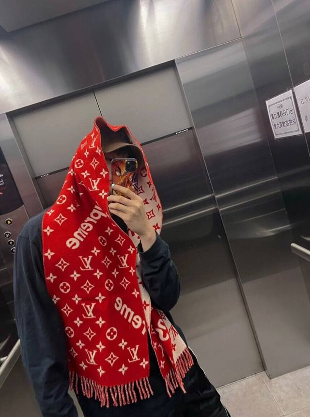Top-quality Supreme LV collaboration scarf, super soft and supple. A must-have f