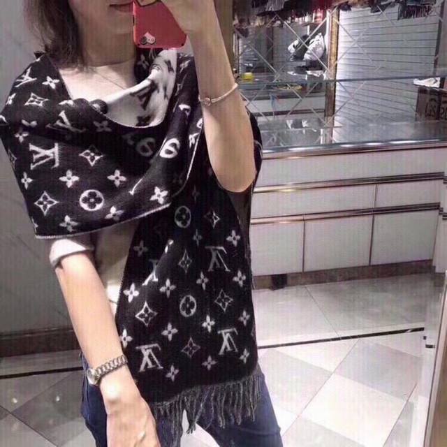 High-quality, top-grade Supreme LV collaboration scarf, incredibly soft and supp