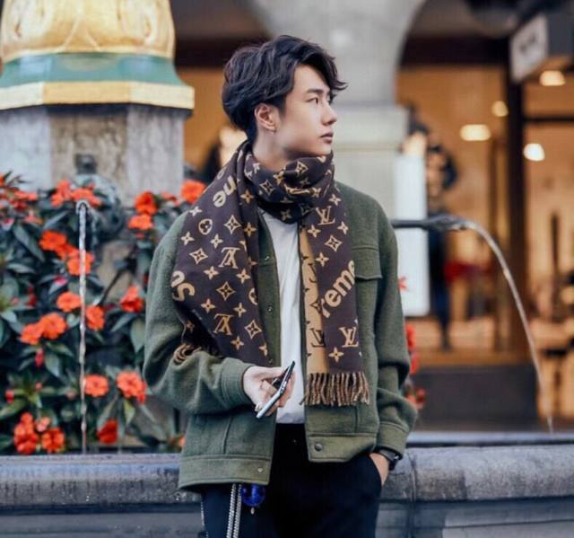 Top-quality Supreme LV collaboration scarf, super soft and supple. A must-have f