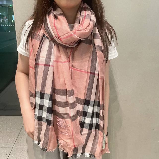 Top-tier, high-end, in-stock Burberry classic long scarf, a timeless design that