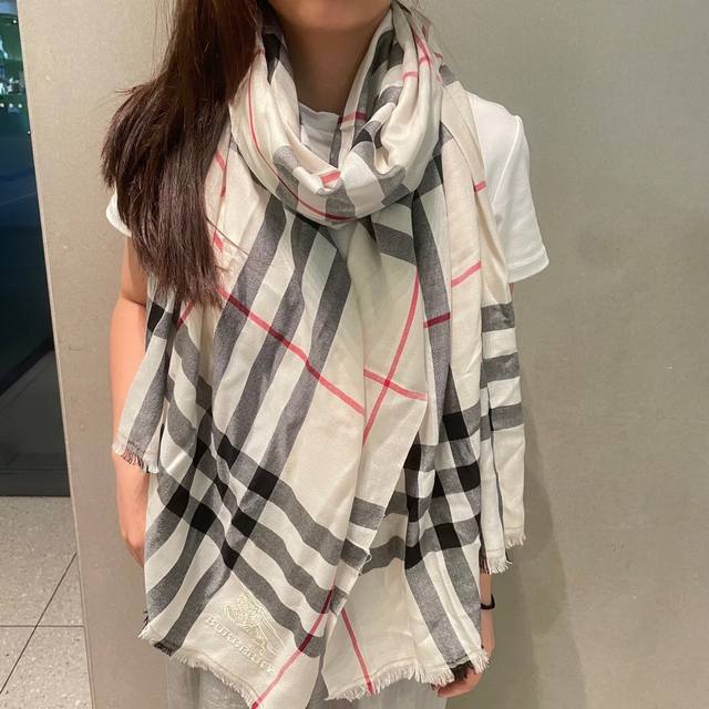Top-tier, high-end, in-stock Burberry classic long scarf, a timeless design that