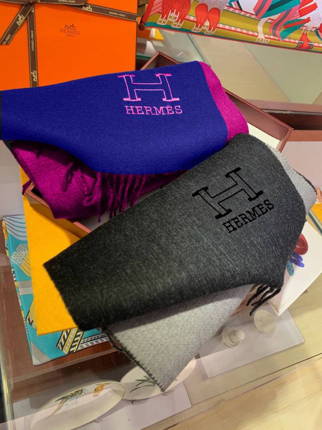 Hermes' latest men's and women's two-tone pure cashmere scarf. Our couple's scar