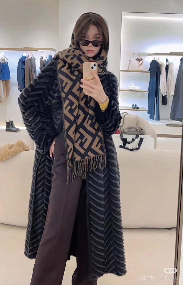 Premium Fendi scarf, this year's hottest monogram Ff logo scarf, is a limited ed