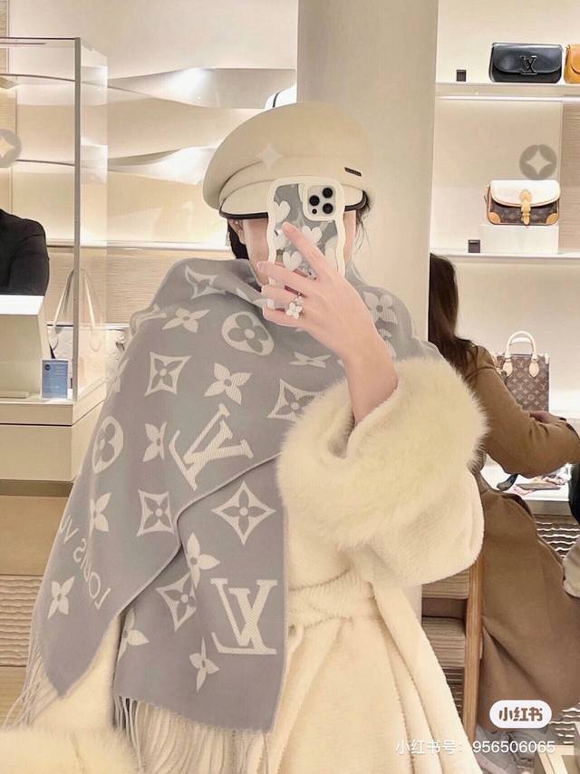 This year's hottest light pink and white color-blocked scarf, the Lvessential sc