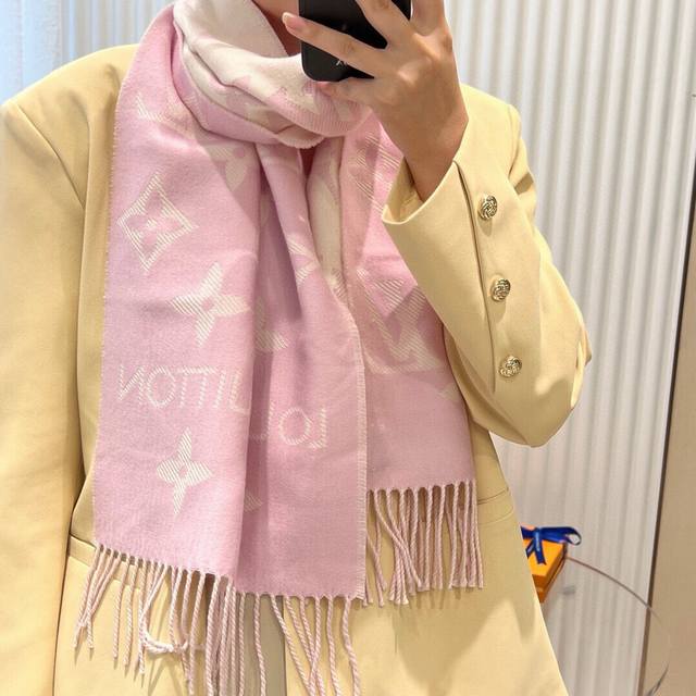 This year's hottest light pink and white color-blocked scarf, the Lvessential sc