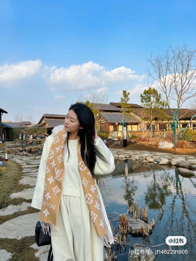 This year's hottest light pink and white color-blocked scarf, the Lvessential sc