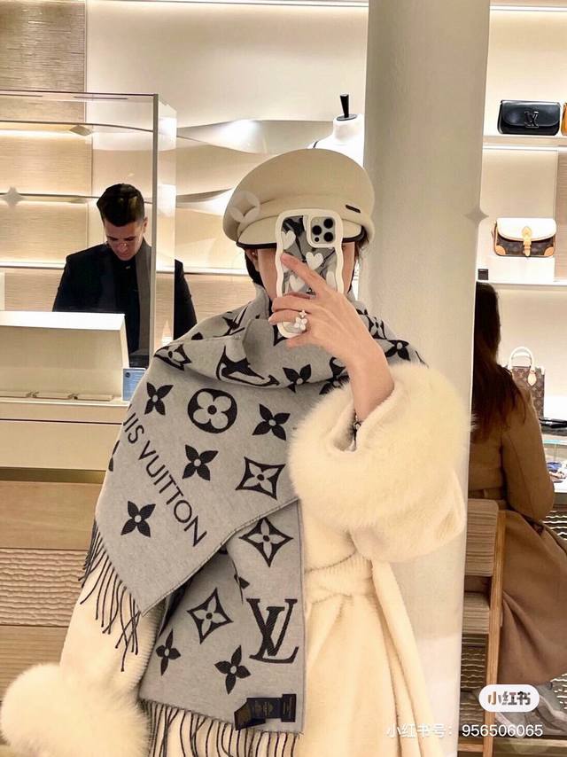 This year's hottest light pink and white color-blocked scarf, the Lvessential sc