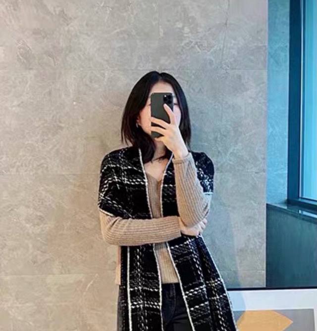 Highly Recommended: Chanel Autumn/Winter New Cashmere Shrink Scarf. Made with pr