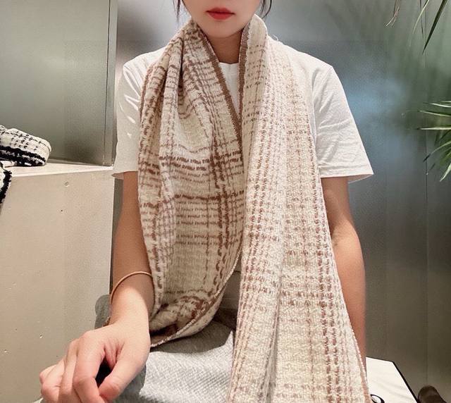 Highly Recommended: Chanel Autumn/Winter New Cashmere Shrink Scarf. Made with pr