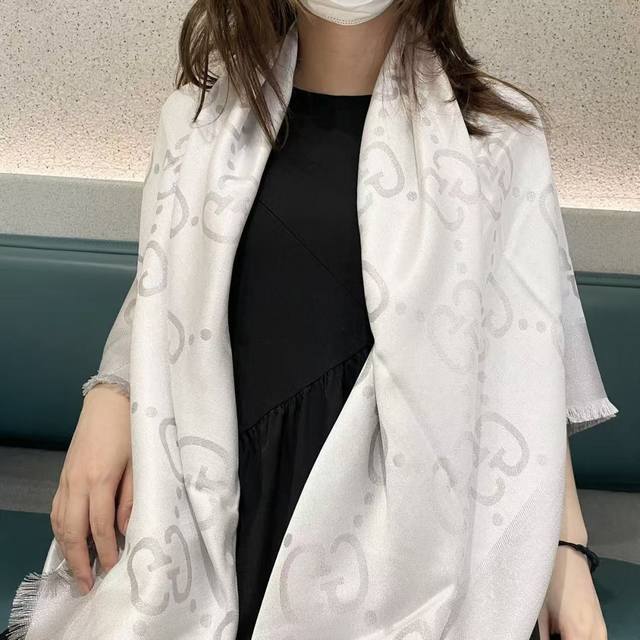 Gucci classic cashmere and silk scarf - a real gem! Get yours now! A batch of ge