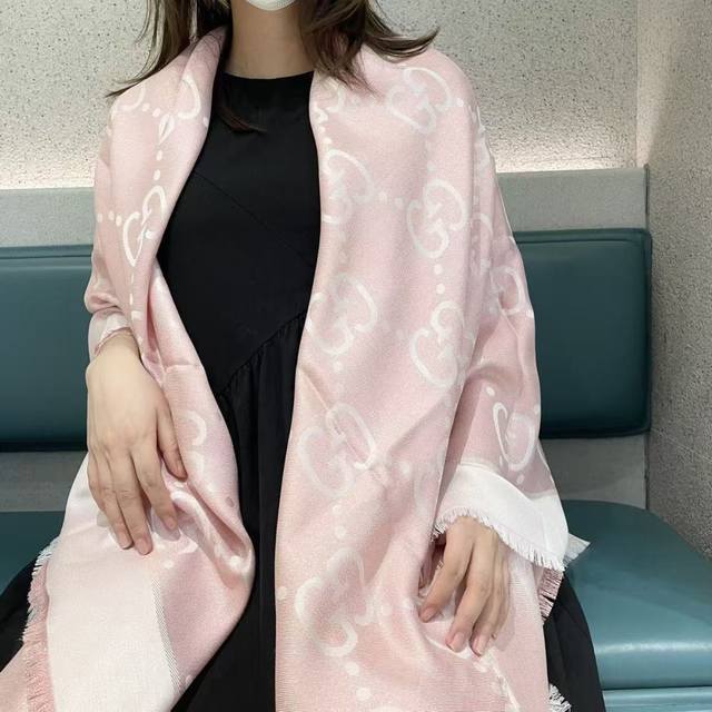 Gucci classic cashmere and silk scarf - a real gem! Get yours now! A batch of ge