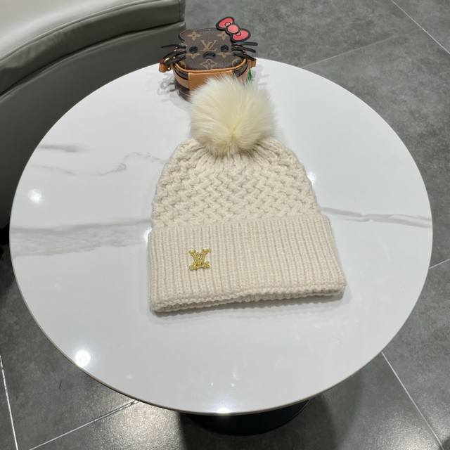 Louis Vuitton High-Quality Fox Fur Pom-Pom Knitted Rabbit Wool Beanie A super cl
