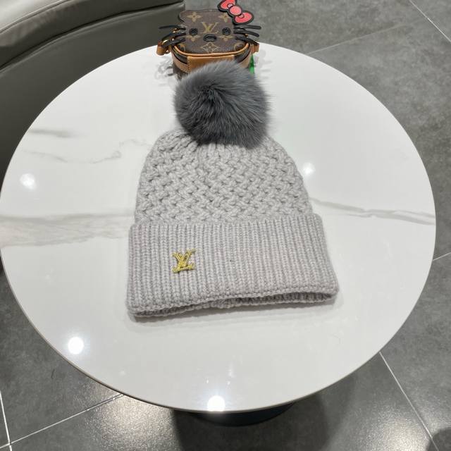 Louis Vuitton High-Quality Fox Fur Pom-Pom Knitted Rabbit Wool Beanie A super cl