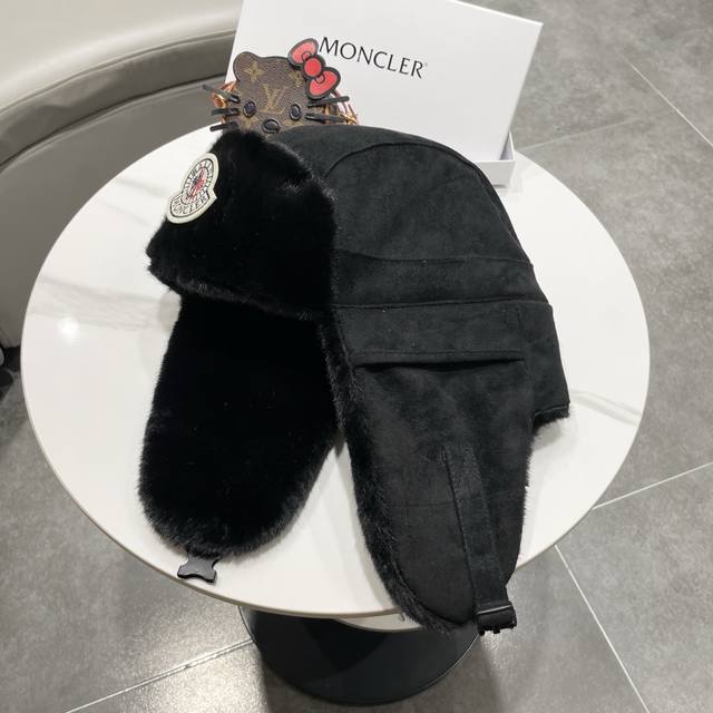 Moncler suede fabric with classic mink fur trim. The hat is made of high-quality