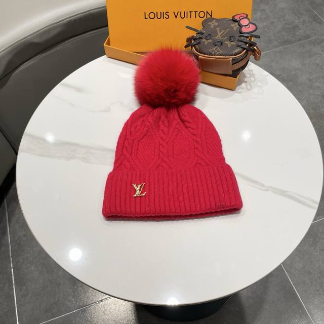 This beanie features a classic cable knit design with a gold LV logo. Made with
