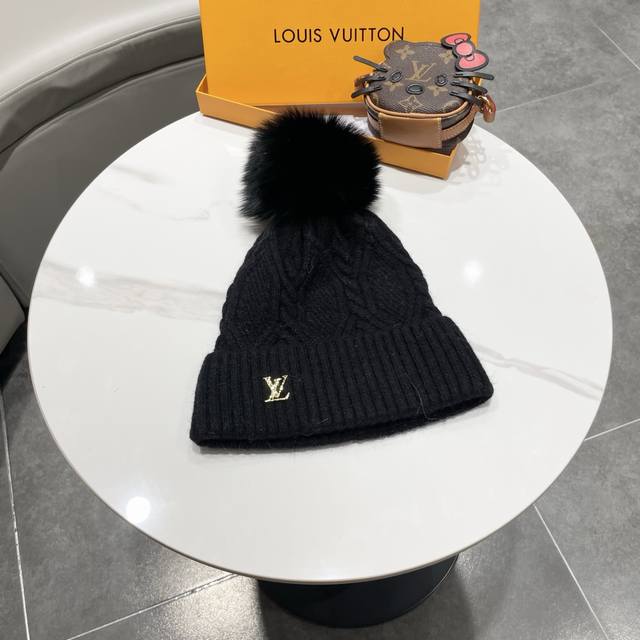 This beanie features a classic cable knit design with a gold LV logo. Made with