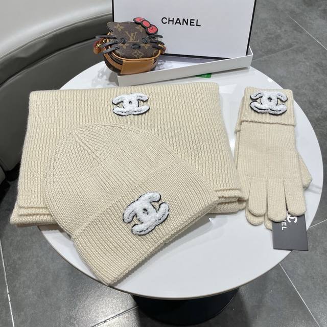 Chanel 2025 Ski Season Warm Snowscape Immerse yourself in a pure white snowfield