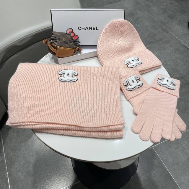 Chanel 2025 Ski Season Warm Snowscape Immerse yourself in a pure white snowfield