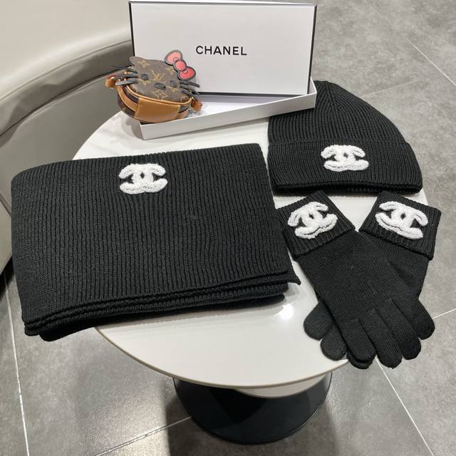 Chanel 2025 Ski Season Warm Snowscape Immerse yourself in a pure white snowfield