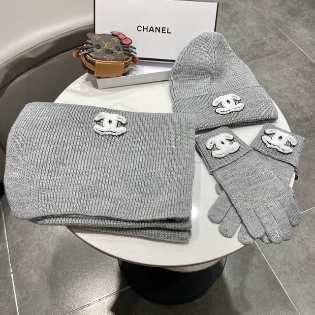 Chanel 2025 Ski Season Warm Snowscape Immerse yourself in a pure white snowfield