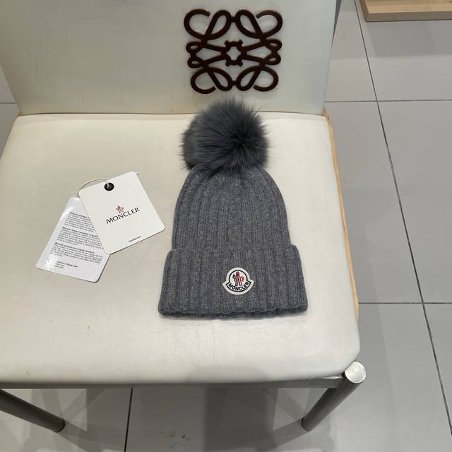 Moncler High-Quality Fox Fur Pom-Pom Knitted Rabbit Wool Beanie. A super classic
