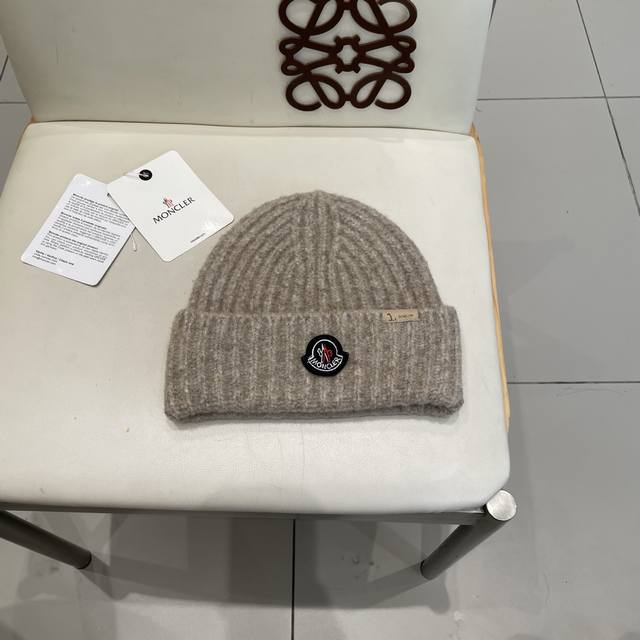 Moncler's new classic knitted hat, very soft and skin-friendly, with great elast