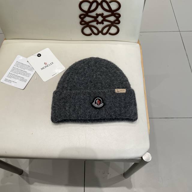 Moncler's new classic knitted beanie, very soft and skin-friendly, with excellen