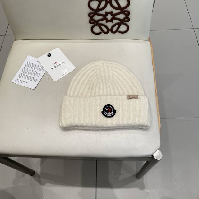 Moncler's new classic knitted beanie, very soft and skin-friendly, with great el