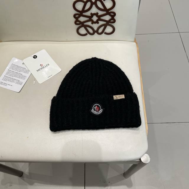 Moncler's new classic knitted beanie, very soft and skin-friendly, with excellen