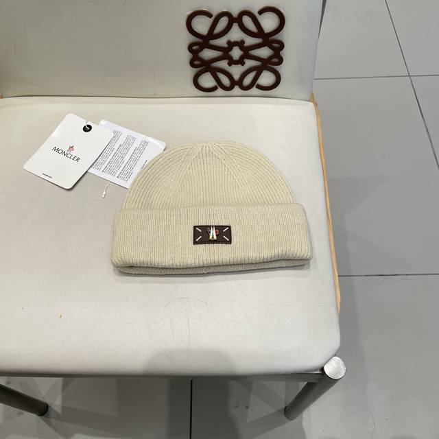 Moncler classic knit hat, original replica. Very soft and skin-friendly, with ex