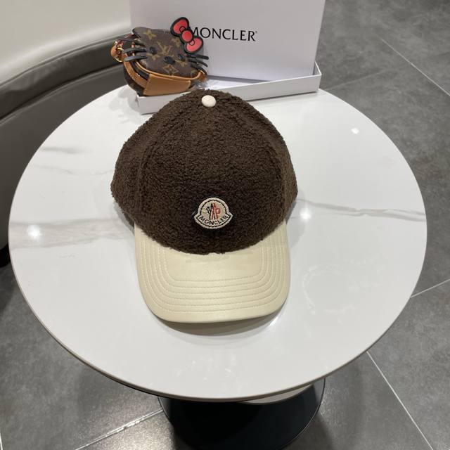 Moncler lamb wool baseball cap, a trendy and stylish color scheme perfect for yo
