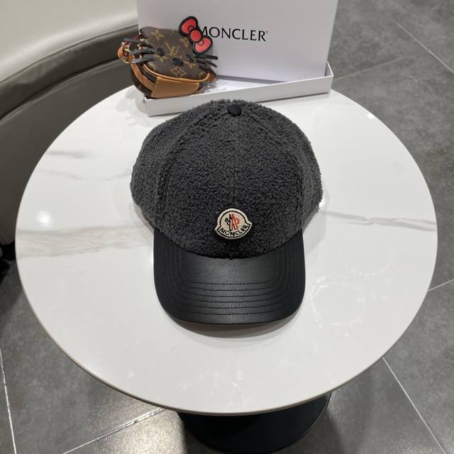 Moncler lamb wool baseball cap, a trendy and stylish color scheme perfect for yo