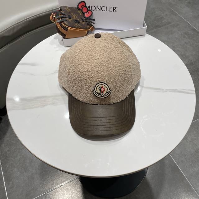 Moncler lamb wool baseball cap, a trendy and stylish color scheme perfect for yo